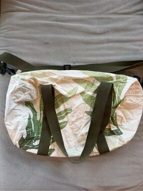 ALOHA Collection White and Olive Green Leaf Tote Bag